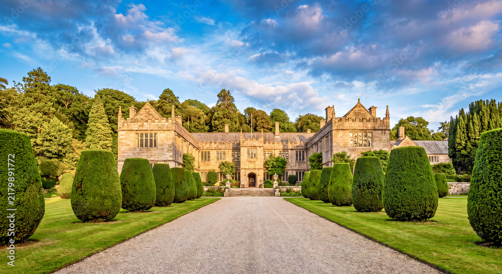 Fototapeta premium Historischer Landsitz Lanhydrock House mit gepflegtem Garten und Formschnittgehölzen in Cornwall, England.
