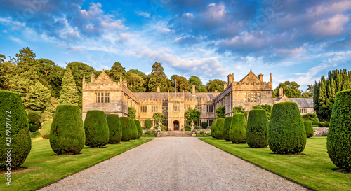 Historischer Landsitz Lanhydrock House mit gepflegtem Garten und Formschnittgehölzen in Cornwall, England.