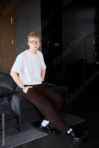 Fotografie Young man in casual attire organizing lifestyle channel concepts