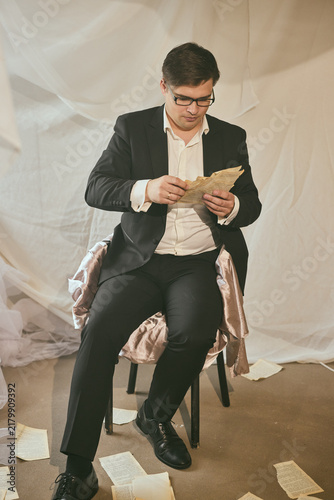Canvastavla Vintage paper and soft expression evoke romantic poetic mood