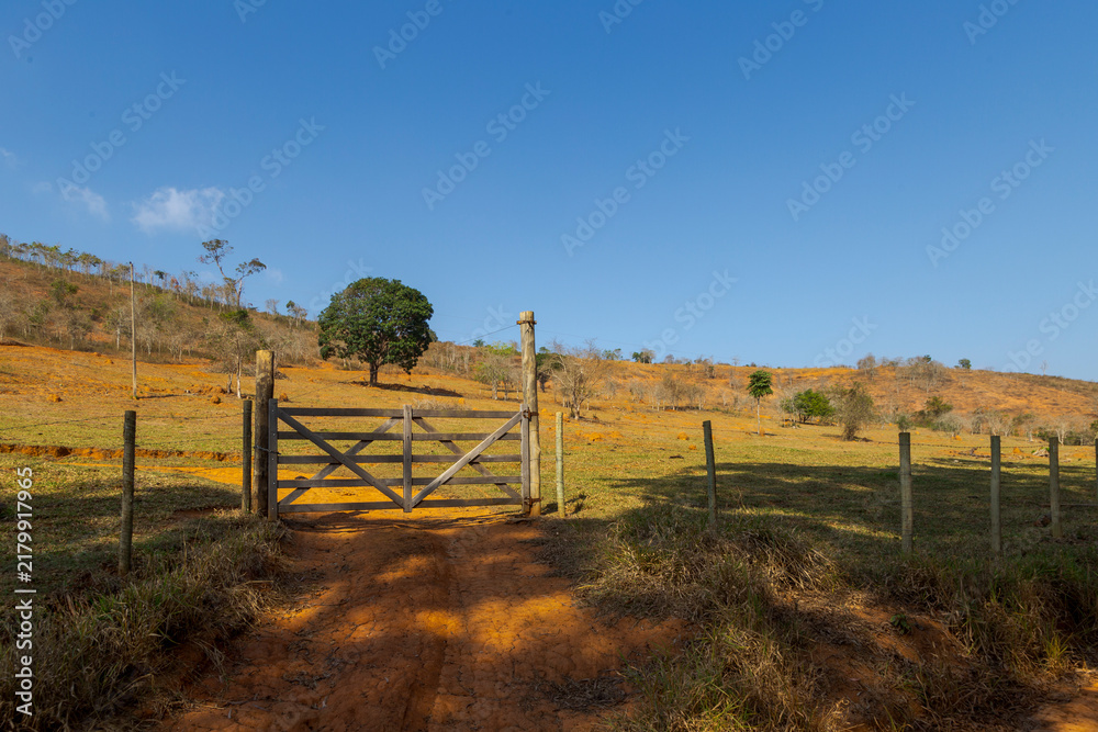Obraz premium Porteira em propriedade rural de Guarani, Minas Gerais