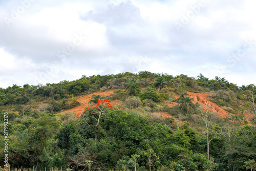 Quadro su tela Topo de morro com erosão por causa de desmatamento em Guarani, estado de Minas G