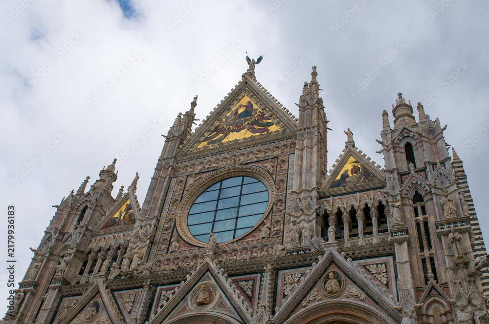 Obraz premium Gothic facade details and rose window of Siena Cathedral in Tuscany