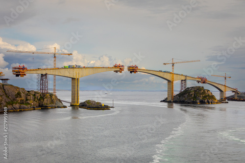 Fotografie The under-construction Ytre Steinsund bridge in Solund municipality, Norway, will replace ferry service