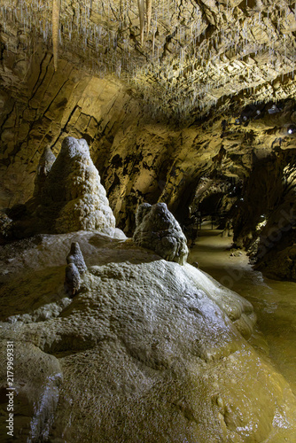 Bild auf Leinwand Illuminated Drei Zinnen (Three Peaks) stalagmite formation and hanging ceiling
