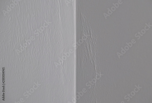 Fotografía Wall Corner with bubbling and blistering paint