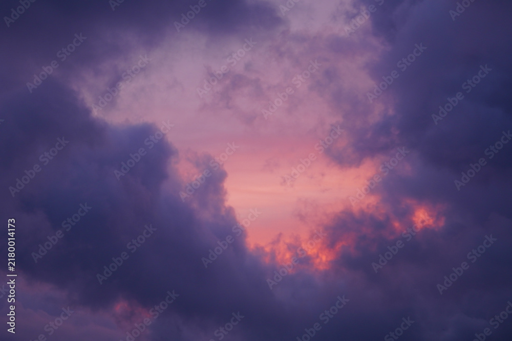 Fototapeta premium Dramatic Purple Sunset Sky with Glowing Pink Clouds 