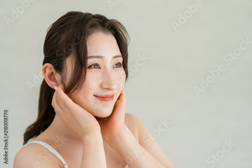 Foto A mature woman checking her beautiful skin by placing her hand on her cheek: skincare and beauty image
