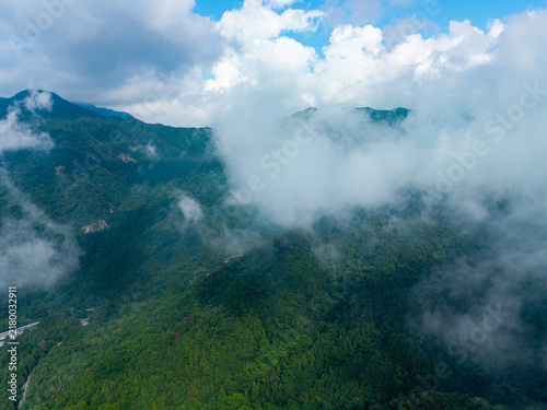 Foto Aerial view of the lush green mountains in the Dabie Shan range located in the H
