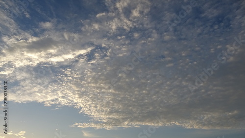 Quadro su tela Soft Altocumulus Cloud Patterns in Morning Sky