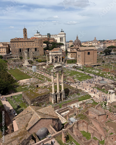 Canvastavla Aerial View of Roman Forum Ruins with Tiny Tourists in Rome Italy