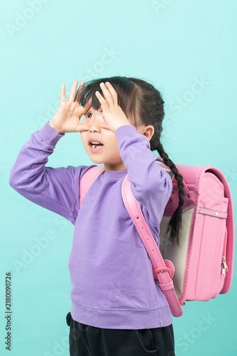 Фотография Wearing a pink backpack, the excited female student stares wide-eyed ahead, showcasing her return to school and her daily morning activities
