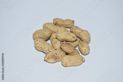 Fotografía Pile of whole raw peanuts in shell isolated on white background