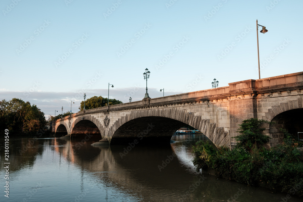 Fototapeta premium Kew bridge spanning river thames at twilight hour