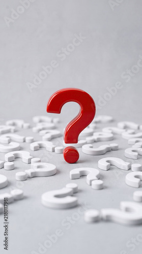 Obraz na płótnie Red Question Mark Among White Questions for Problem Solving Concept