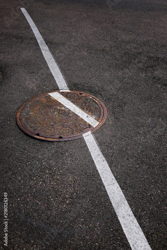 Fotografía Man Hole Manhole Cover Made of Iron Worn and Rusty with Painted White Line for S