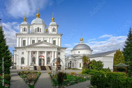 Quadro su tela White Cathedral in the garden of the Kazan Monastery in Yaroslavl, Yaroslavl reg