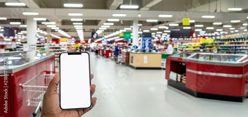 Fototapeta kuchenna スーパーの売場でスマートフォンの白画面を見せるイメージ