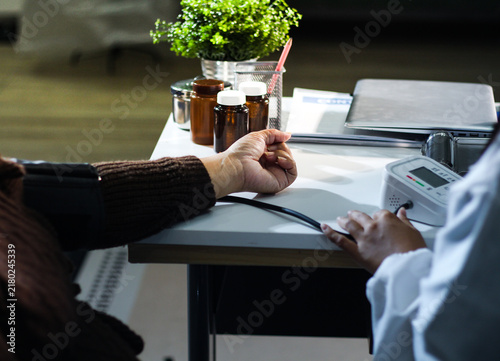 Foto A doctor's hands carefully taking a patient's blood pressure using a sphygmomanometer