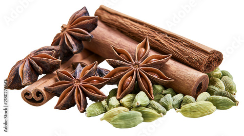 Fotografie Brown cinnamon sticks and star anise with green cardamom pods, isolated on trans