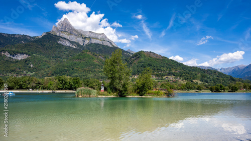 Картината върху платно Lac de Passy entouré de chaîne de montagne alpine dans le département de Haute-S