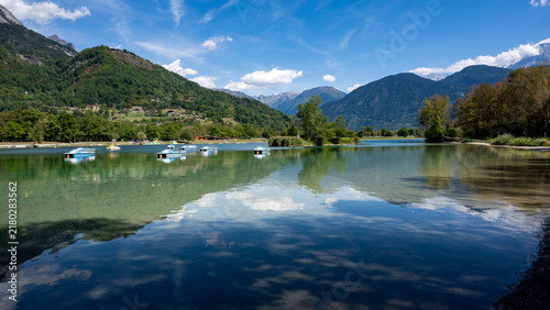 Фотография Lac de Passy entouré de chaîne de montagne alpine dans le département de Haute-S