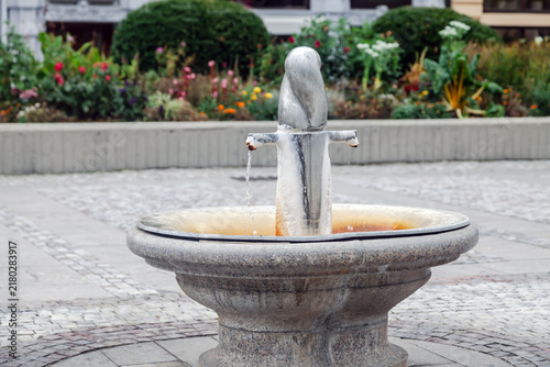 Cuadro en lienzo Mineral water spring fountain in Karlovy Vary
