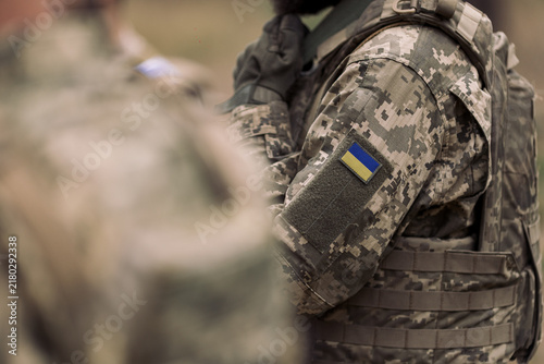 Canvastavla Ukrainian soldier wearing pixel camouflage with flag