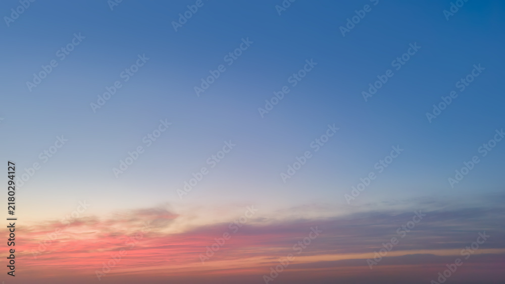 Naklejka premium Soft gradient sky with pink clouds at dawn or dusk