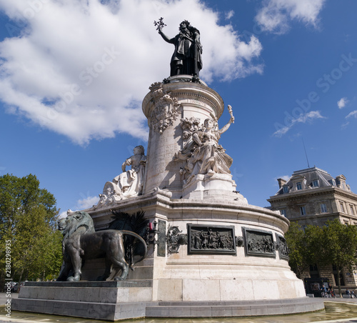 Konstfotografi Monument to the Republic featuring Marianne, symbolizing French liberty, on a su