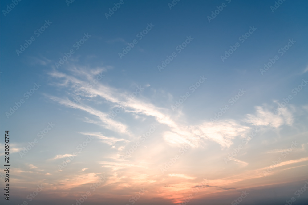 Fototapeta premium Soft Cirrus Clouds at Sunset Over Clear Blue Sky