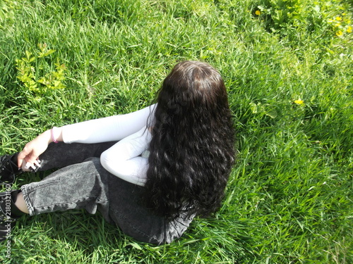 Fotografía woman lying on grass