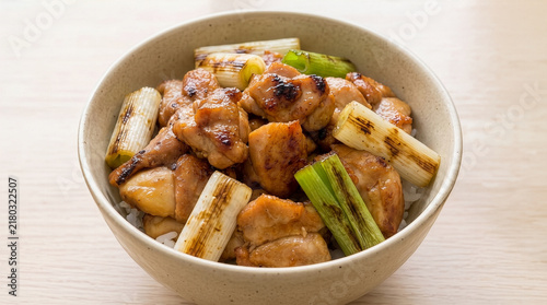 鶏肉と長ネギの香ばしい焼き鳥丼