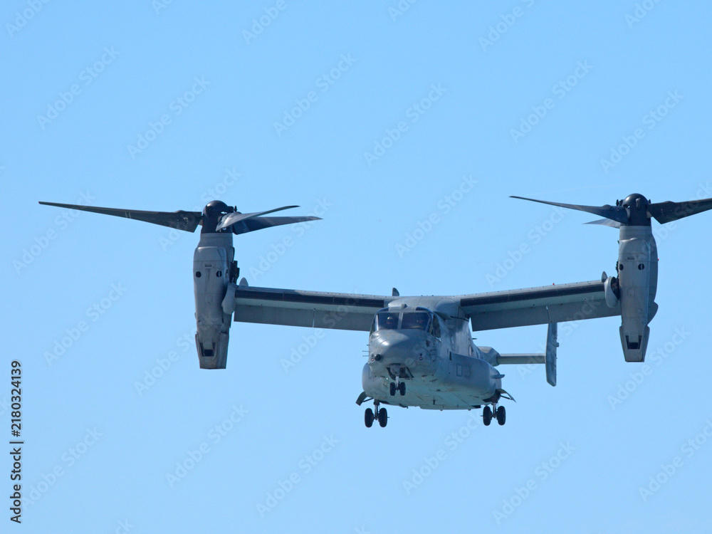 Fototapeta premium Military Tiltrotor Aircraft Flying in Clear Blue Sky at Gold Coast