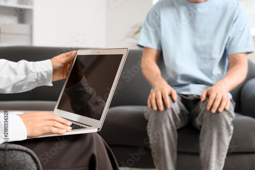 Foto Telemedicine and mental health consultation, doctor using laptop to explain medi
