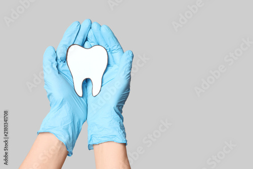 Foto Dental care and oral health insurance, dentist hands in blue medical gloves hold
