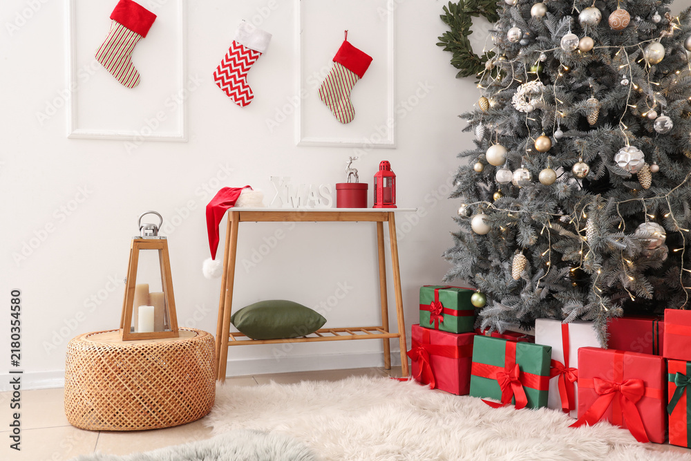 Obraz premium Interior of living room with Christmas tree, presents and table