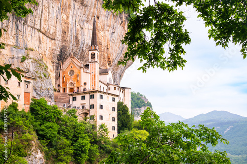 Foto Sanctuary of the Madonna della Corona, Italy, famous church on cliff and pilgrim