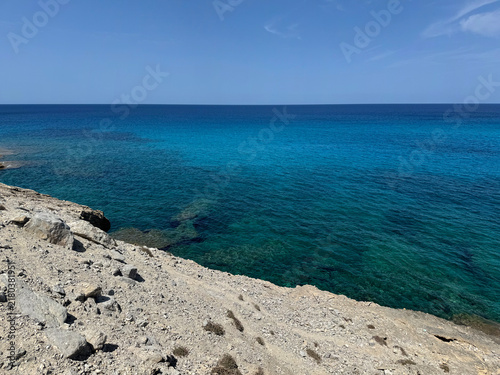 Fotografía Rocky coastal viewpoint on the island of Mallorca, Balearic Islands, Spain, overlooking the calm open waters of the Mediterranean Sea