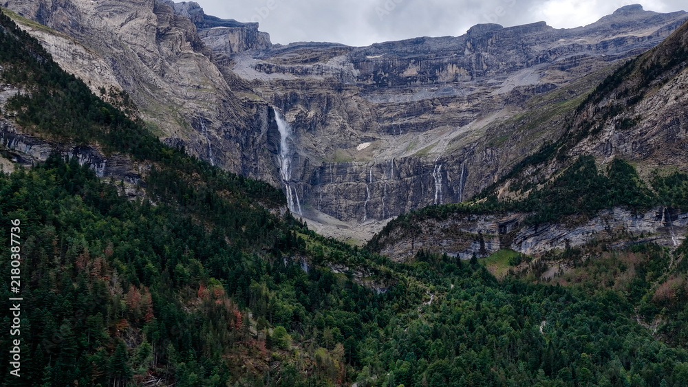 Naklejka premium cirque de gavarnie landscape in the french pyrenees 