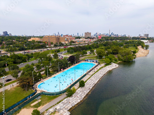 Fotografie Aerial View of Waterfront Swimming Pool and Toronto Skyline