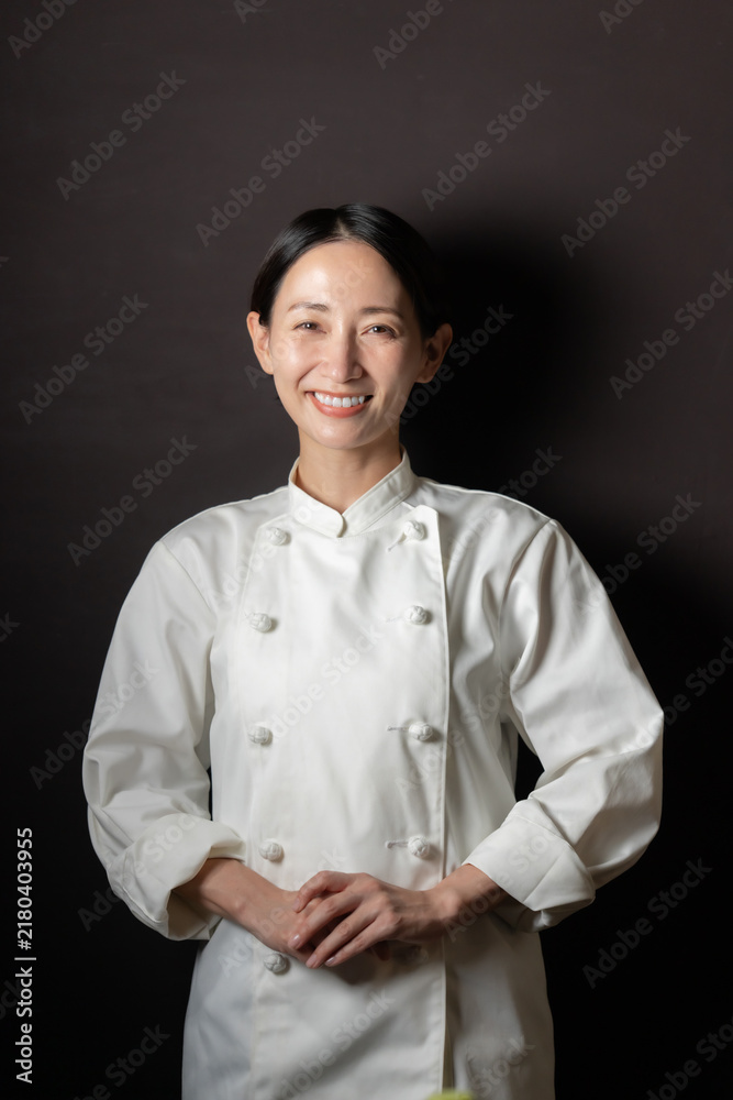 Fototapeta premium 女性 料理人