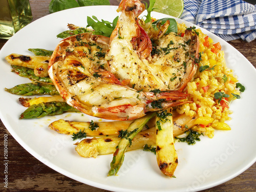 Riesengarnele vom Grill auf Spargel und Reis