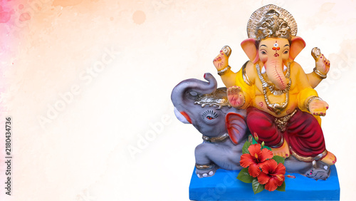 Foto Beautiful Lord Ganesha idol riding an elephant with background