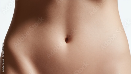 きれいな肌の女性の下腹部のアップ。美容や健康関連の広告や記事に適したイメージ素材。