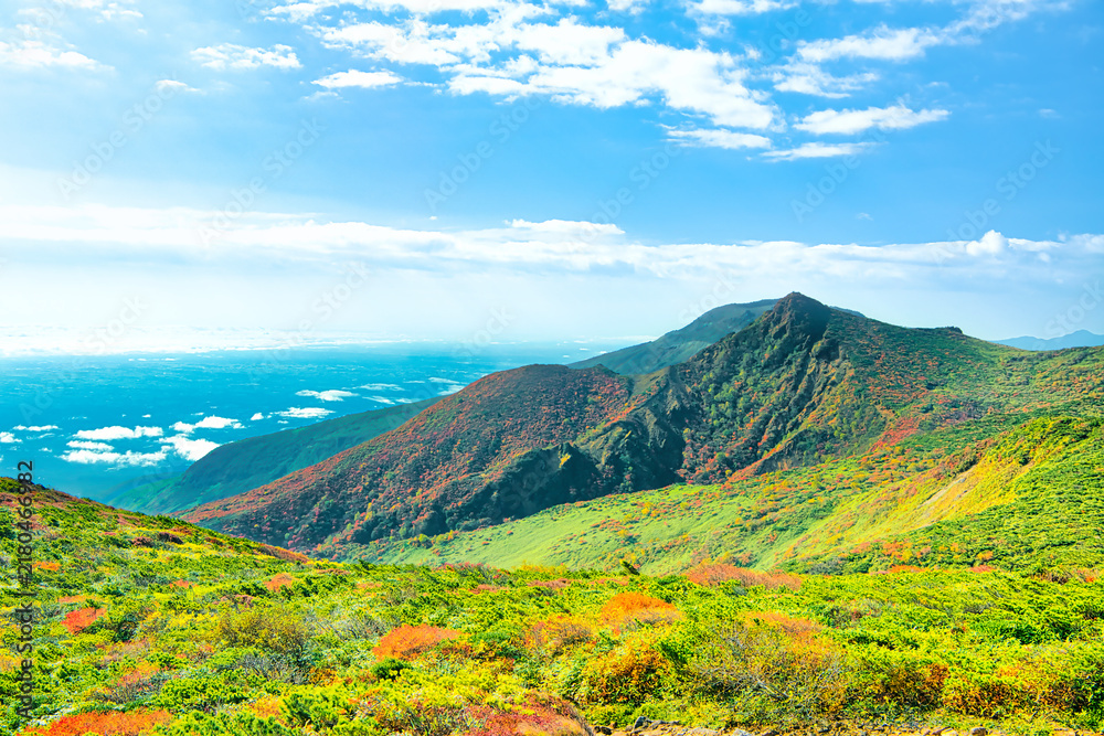 Fototapeta premium 栃木県那須郡那須町 秋の紅葉に染まる朝日岳