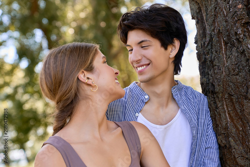 Obraz na plátně Lovers enjoy a delightful day together under the sunshine in the park