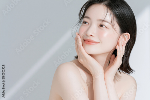 Naklejka 透明感と艶のある美しい肌の女性のビューティーポートレート。モダンなテクスチャー。 
