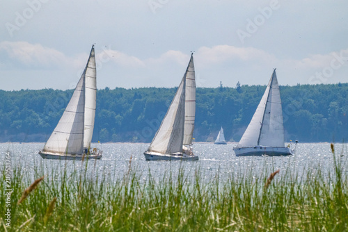 Segelboote auf der Ostsee in der Eckernförder Bucht, Schleswig-Holstein, Deutschland