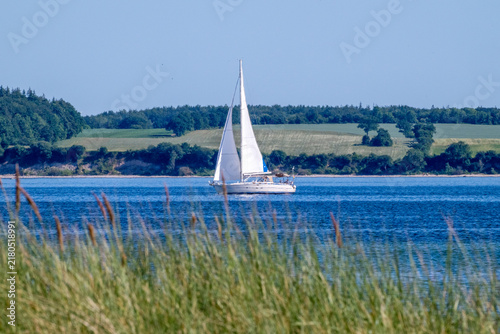 Segelboot auf der Ostsee in der Eckernförder Bucht, Schleswig-Holstein, Deutschland